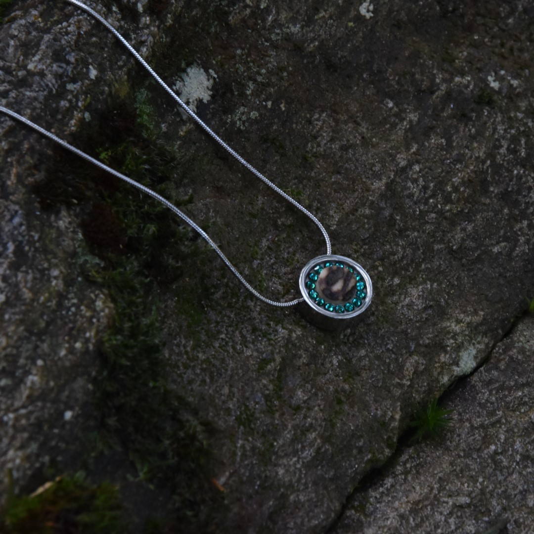 šperk z lesa - náhrdelník kolečko - ocel+smaragdově zelené kamínky - Art&Nature