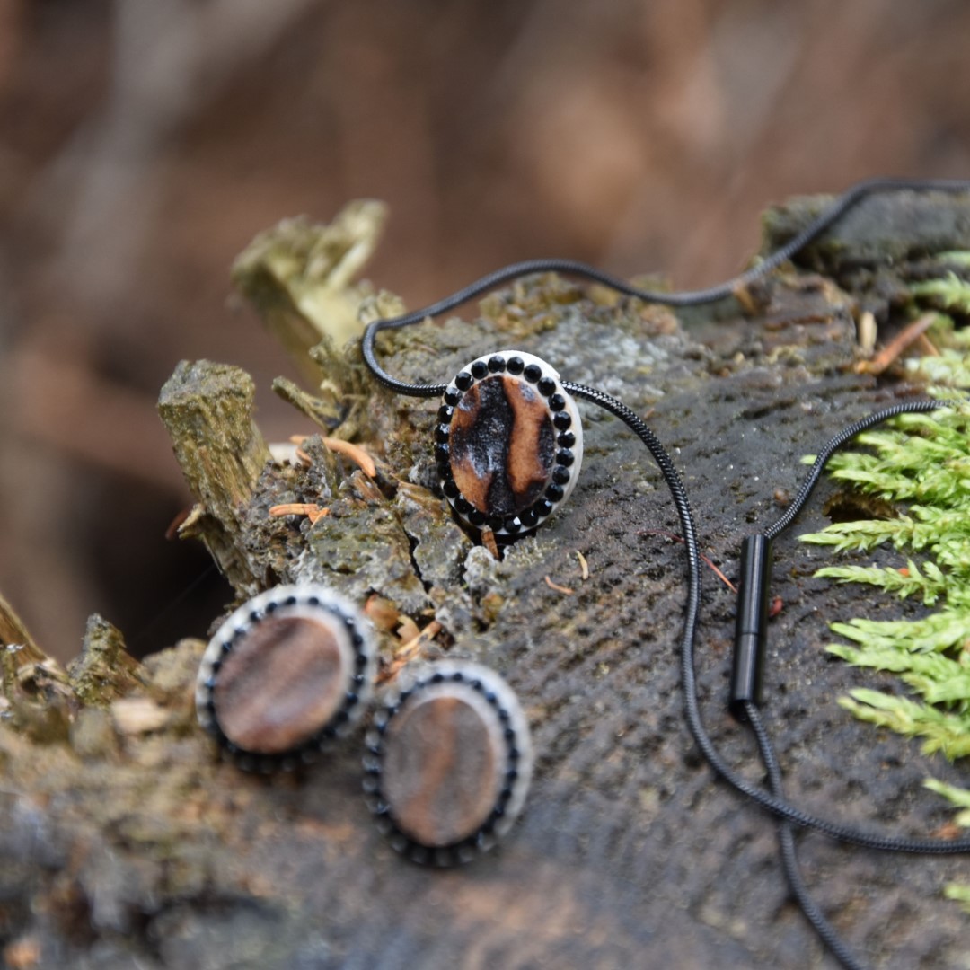 šperk z lesa - náhrdelník oválek malý - černé kamínky - Art&Nature